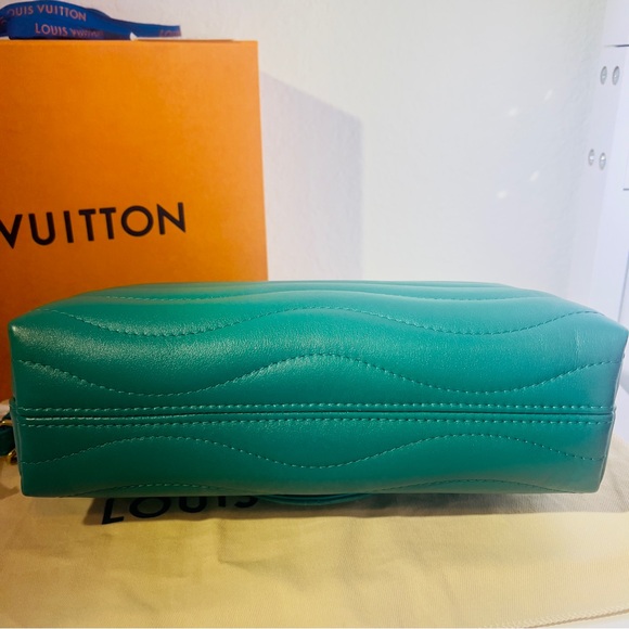 Louis Vuitton Green Leather Shoulder Bag with Gold Chain - Picture 4 of 14